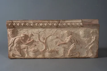 Plaquette met saters die druiven oogsten